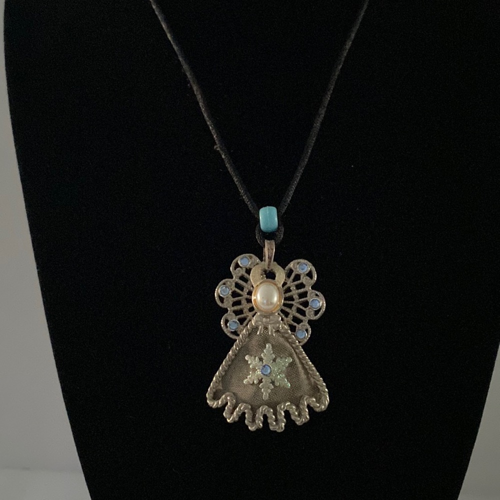 Vintage little angel necklace. N17